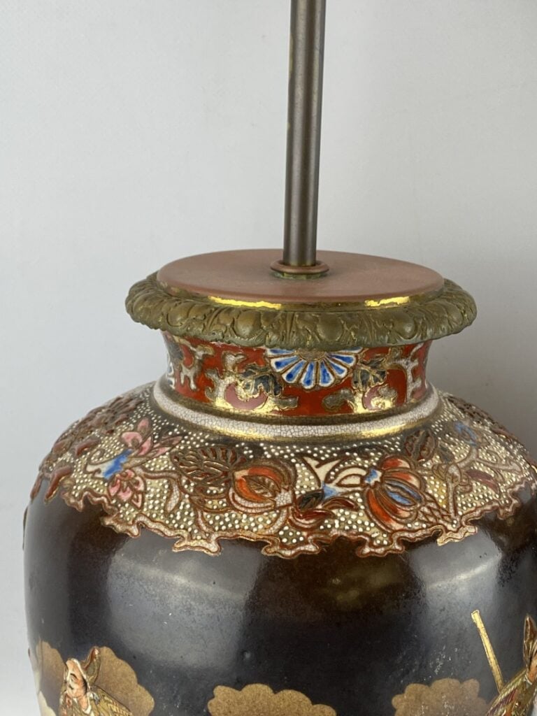JAPON - Paire de vases balustres en céramique, Satsuma - A décor de samouraï -…