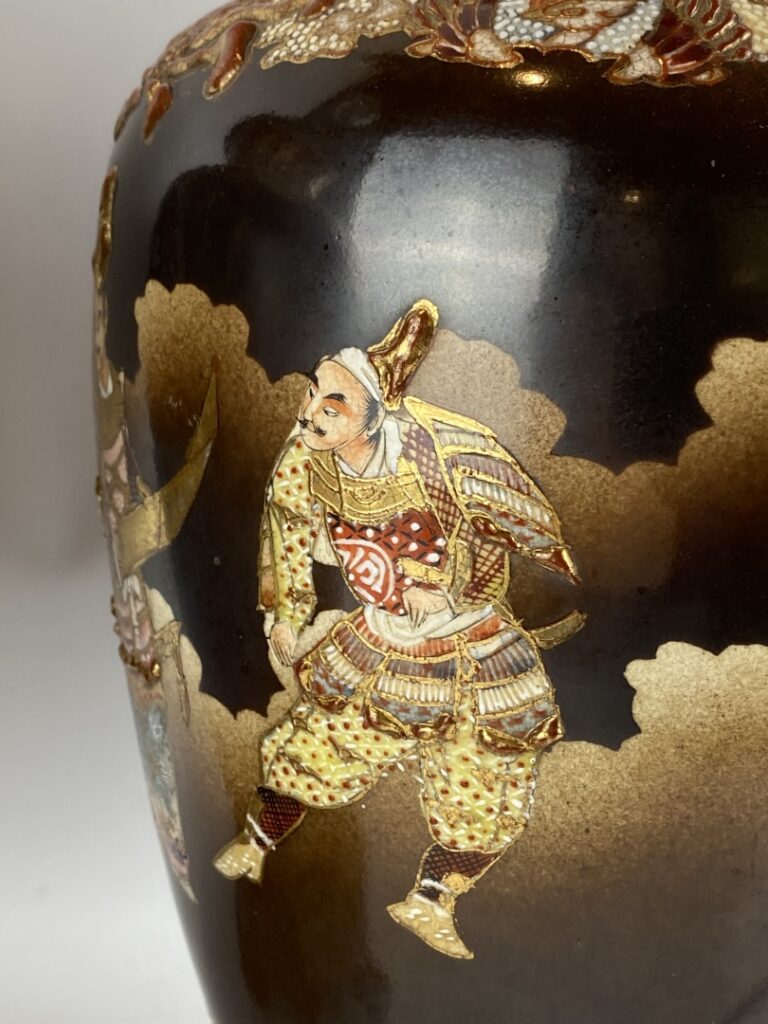 JAPON - Paire de vases balustres en céramique, Satsuma - A décor de samouraï -…