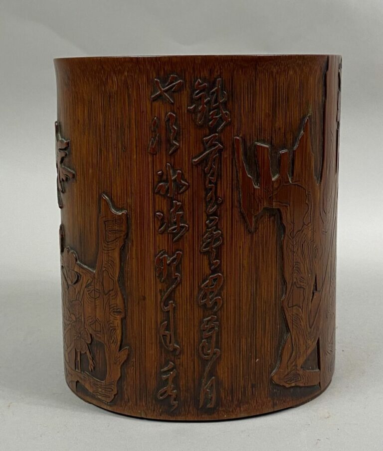 JAPON - Pot à pinceau en bois dit bitong sculpté de branchage de prunus et écri…