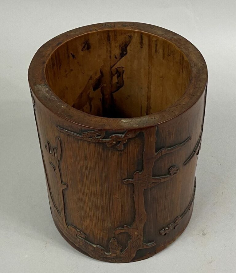 JAPON - Pot à pinceau en bois dit bitong sculpté de branchage de prunus et écri…