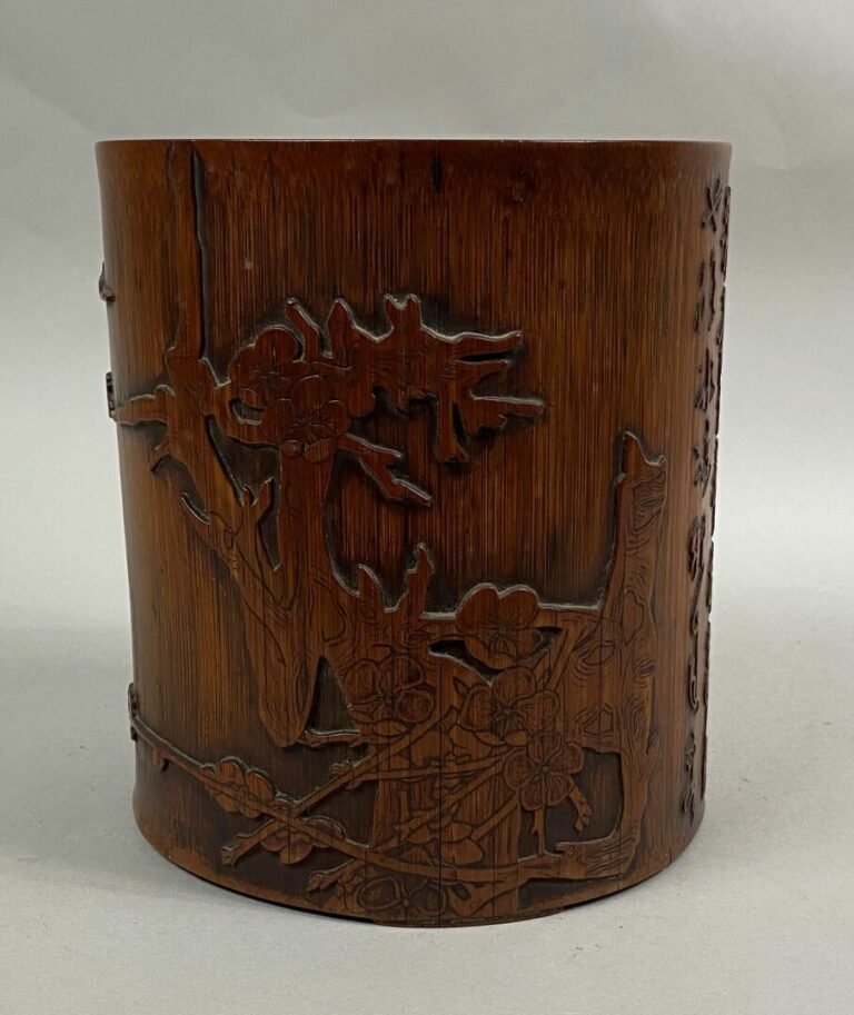 JAPON - Pot à pinceau en bois dit bitong sculpté de branchage de prunus et écri…