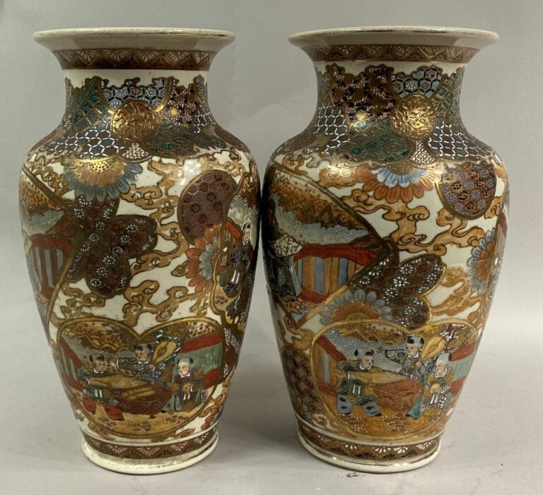 JAPON, SATSUMA - Paire de vases balustres en faïence à décor de lettrés et d'en…
