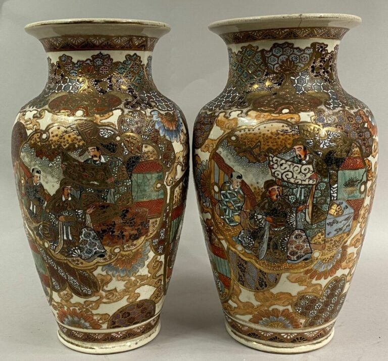 JAPON, SATSUMA - Paire de vases balustres en faïence à décor de lettrés et d'en…