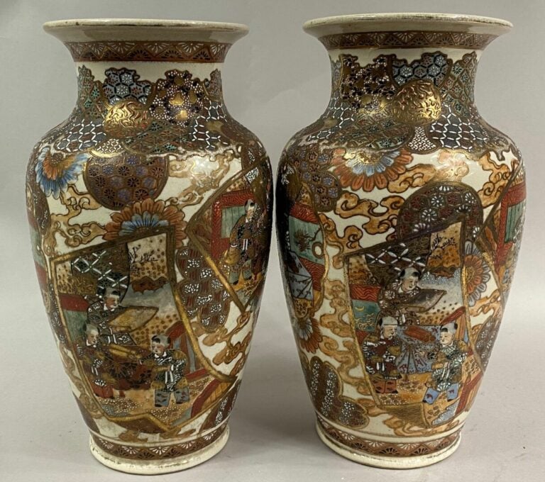 JAPON, SATSUMA - Paire de vases balustres en faïence à décor de lettrés et d'en…
