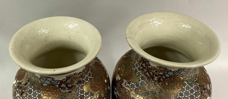 JAPON, SATSUMA - Paire de vases balustres en faïence à décor de lettrés et d'en…