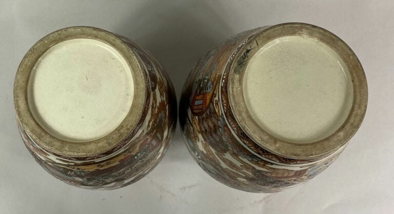 JAPON, SATSUMA - Paire de vases balustres en faïence à décor de lettrés et d'en…