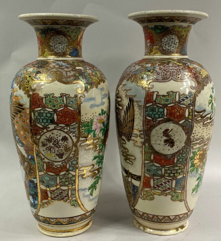 JAPON, SATSUMA - Paire de vases balustres en faïence craquelée à décor polychro…