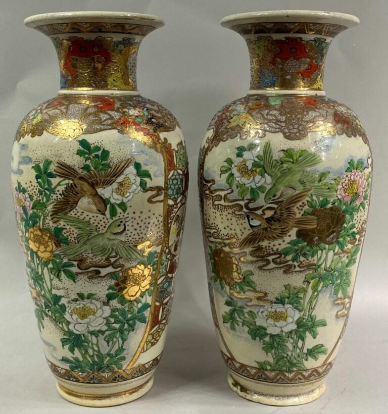 JAPON, SATSUMA - Paire de vases balustres en faïence craquelée à décor polychro…
