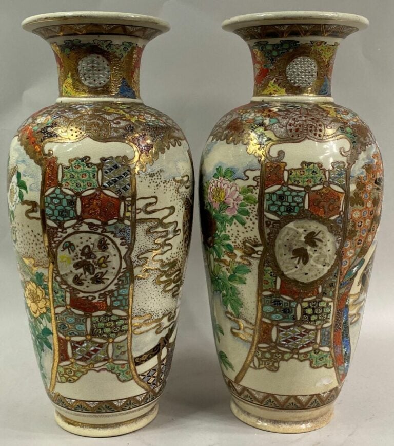 JAPON, SATSUMA - Paire de vases balustres en faïence craquelée à décor polychro…