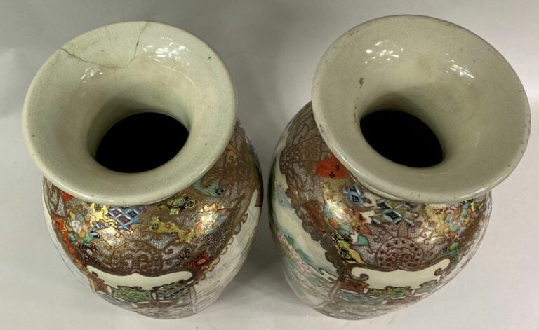 JAPON, SATSUMA - Paire de vases balustres en faïence craquelée à décor polychro…