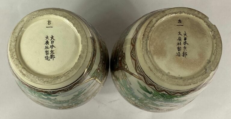 JAPON, SATSUMA - Paire de vases balustres en faïence craquelée à décor polychro…