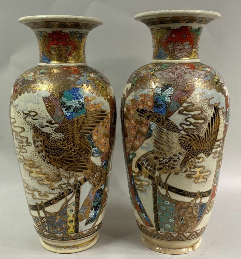 JAPON, SATSUMA - Paire de vases balustres en faïence craquelée à décor polychro…