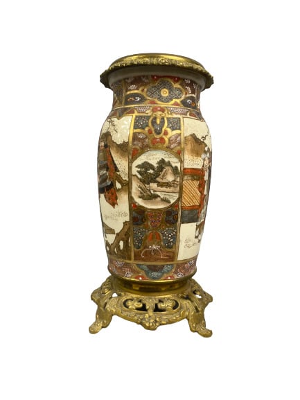 JAPON, Satsuma - Vase balustre en faïence de Satsuma à décor de paysages sur fo…