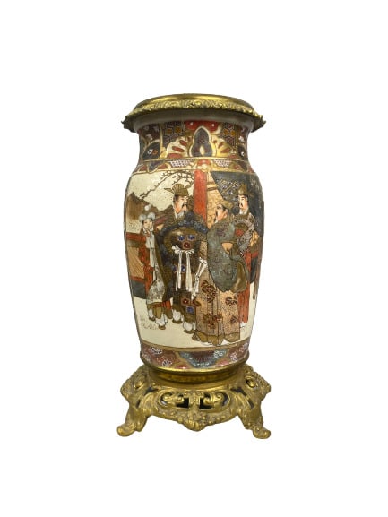 JAPON, Satsuma - Vase balustre en faïence de Satsuma à décor de paysages sur fo…