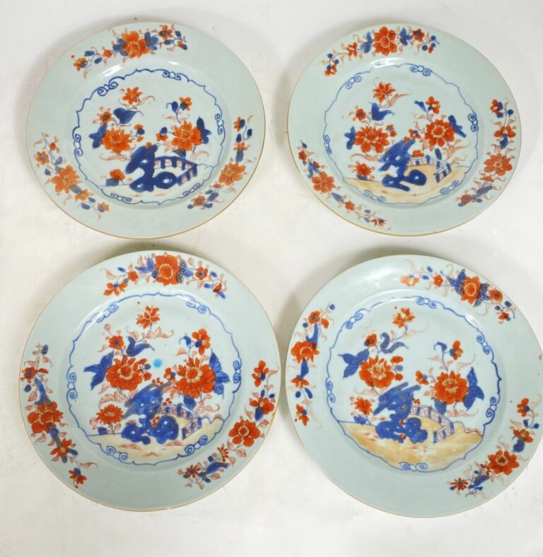 JAPON - Suite de 4 assiettes en porcelaine à décor Imari. - XVIIIème siècle - D…