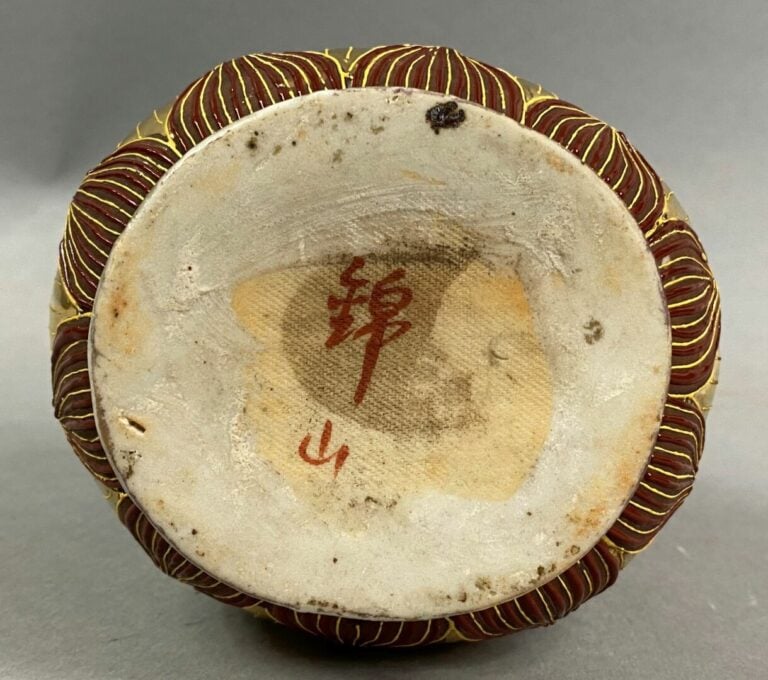 JAPON - Sujet en faïence de Satsuma à décor polychrome et or figurant une déess…