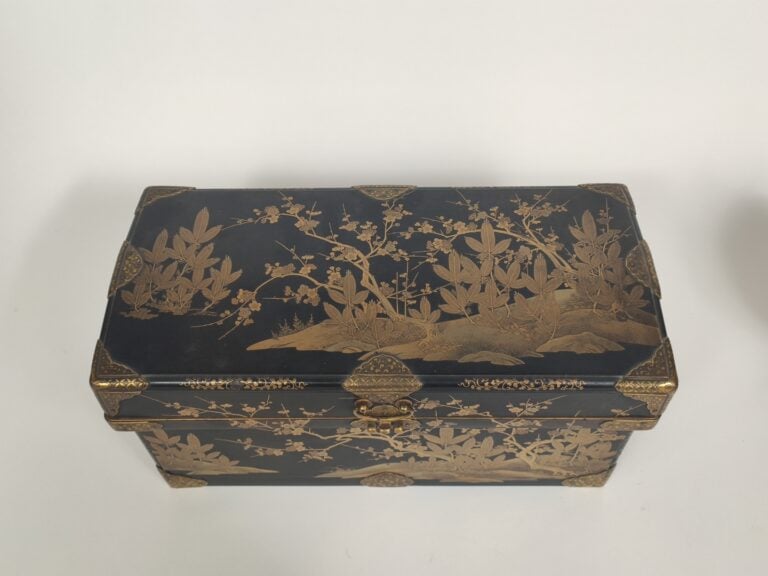 JAPON - XIXe siècle - Coffret en laque noire à décor en hiramaki-e de laque or…