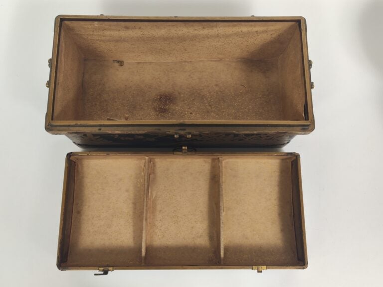 JAPON - XIXe siècle - Coffret en laque noire à décor en hiramaki-e de laque or…