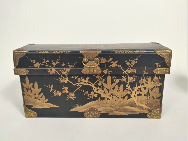 JAPON - XIXe siècle - Coffret en laque noire à décor en hiramaki-e de laque or…