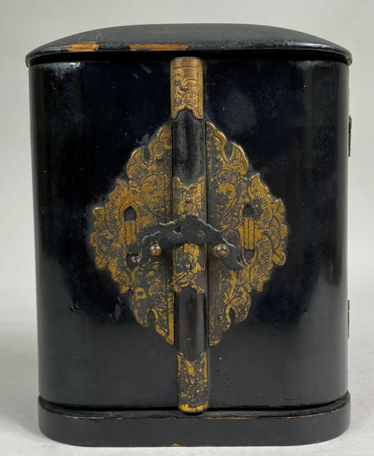 JAPON, XIXe - XXe siècles - Petit Butsudan en bois laqué noir et doré ouvrant p…