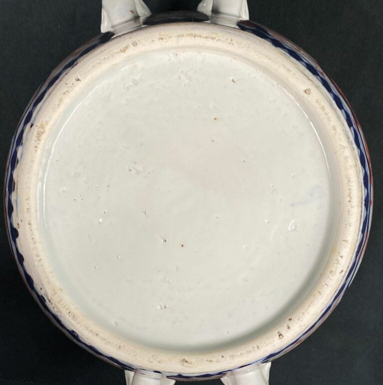 JAPON, XXe - Pot couvert en céramique à décor dans le goût Imari - H :27 cm - O…