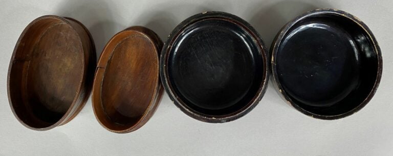JAPON, XXe siècle - Boite ronde couverte en laque noir à décor de deux immortel…