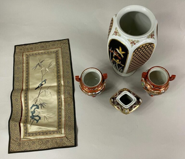 JAPON, XXe siècle - Ensemble de céramiques comprenant une paire de vases archaï…
