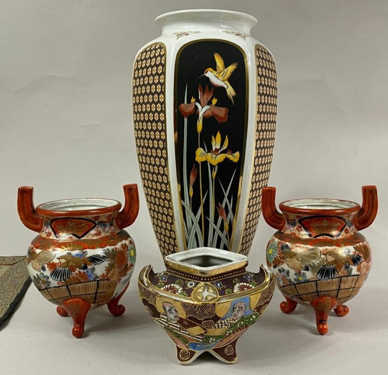 JAPON, XXe siècle - Ensemble de céramiques comprenant une paire de vases archaï…