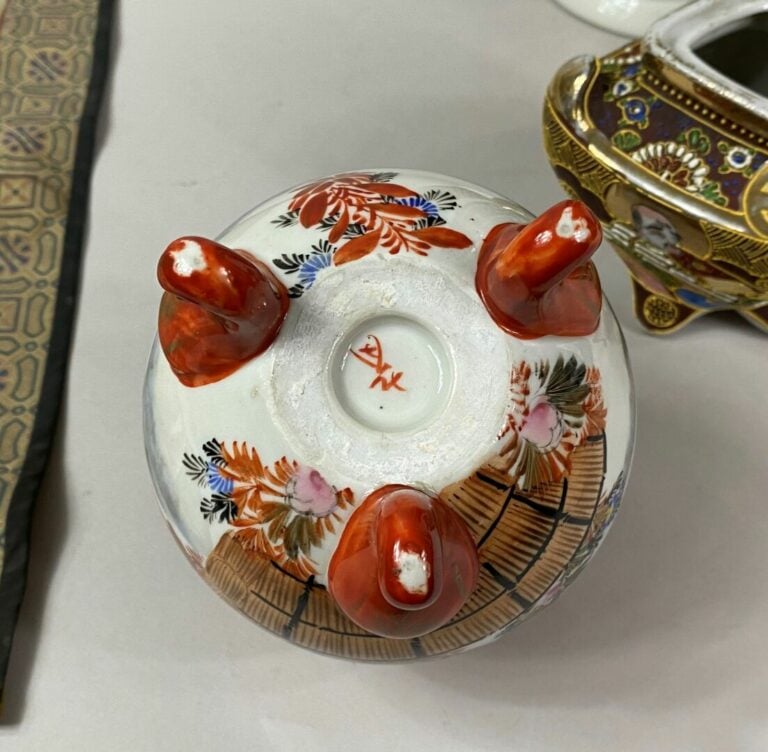 JAPON, XXe siècle - Ensemble de céramiques comprenant une paire de vases archaï…