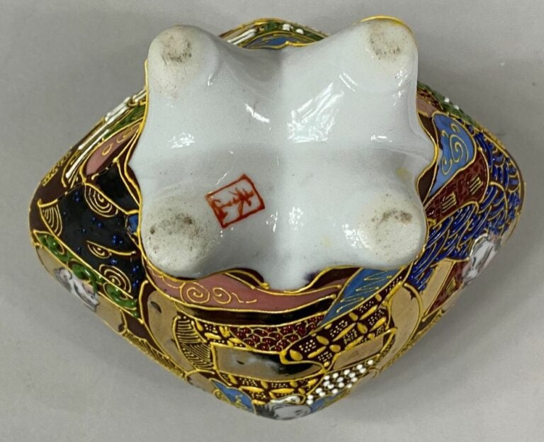 JAPON, XXe siècle - Ensemble de céramiques comprenant une paire de vases archaï…