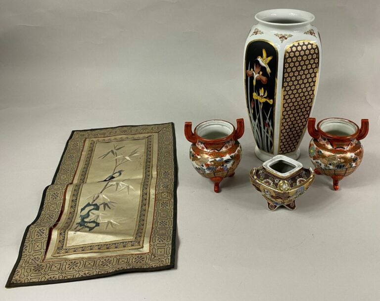 JAPON, XXe siècle - Ensemble de céramiques comprenant une paire de vases archaï…