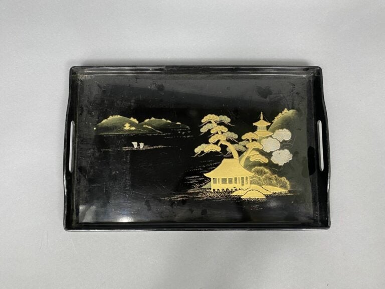 JAPON, XXe siècle - Ensemble de trois plateaux en bois laqué noir à décor de pa…