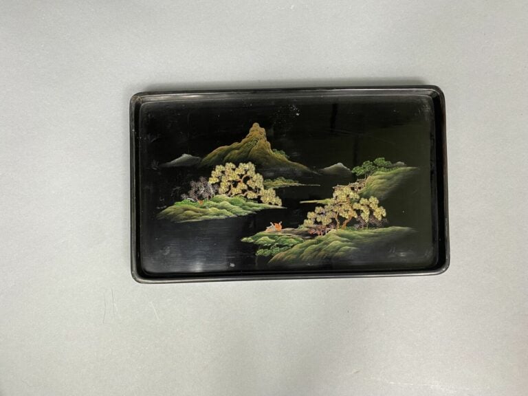 JAPON, XXe siècle - Ensemble de trois plateaux en bois laqué noir à décor de pa…