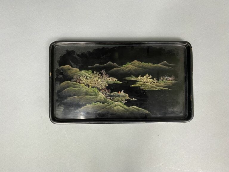 JAPON, XXe siècle - Ensemble de trois plateaux en bois laqué noir à décor de pa…
