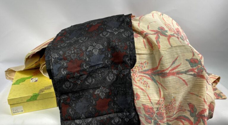 JAPON, XXe siècle - Fort lot de kimonos et tissus de tailles et matières divers…