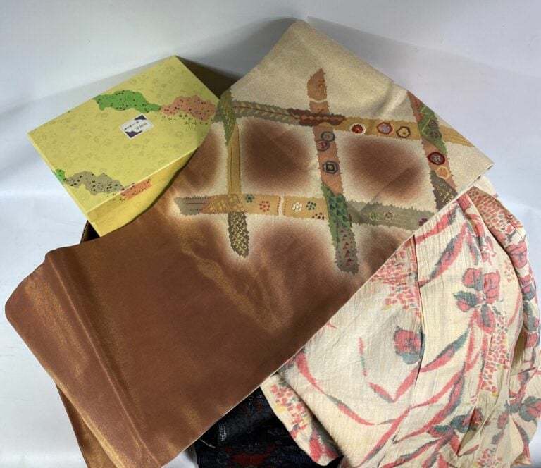 JAPON, XXe siècle - Fort lot de kimonos et tissus de tailles et matières divers…