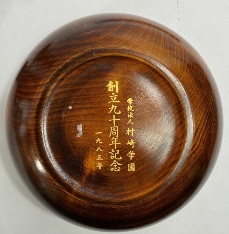 JAPON, XXe siècle - Lot comprenant des éléments d'autel en bois laqué noir et d…