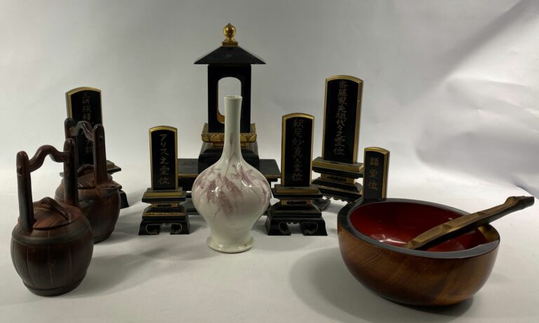 JAPON, XXe siècle - Lot comprenant des éléments d'autel en bois laqué noir et d…