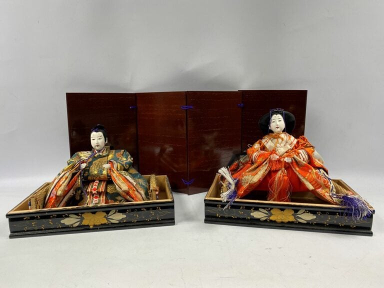 JAPON, XXe siècle - Lot de deux poupées traditionnelles sur socle de présentati…