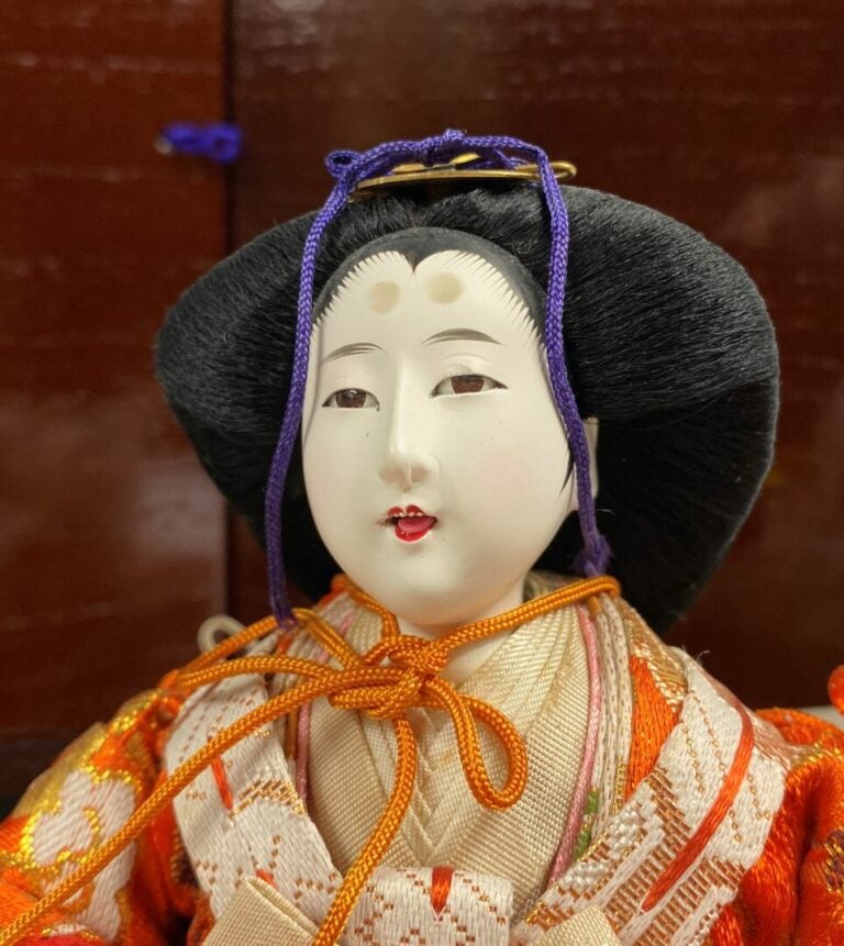 JAPON, XXe siècle - Lot de deux poupées traditionnelles sur socle de présentati…