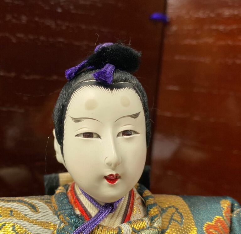 JAPON, XXe siècle - Lot de deux poupées traditionnelles sur socle de présentati…