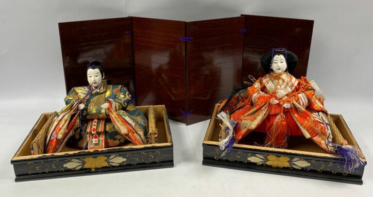 JAPON, XXe siècle - Lot de deux poupées traditionnelles sur socle de présentati…