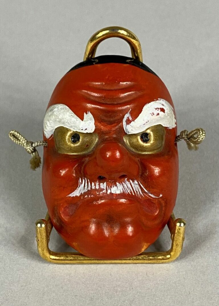 JAPON, XXe siècle - Masque miniature du théatre de No en terre cuite peinte. -…
