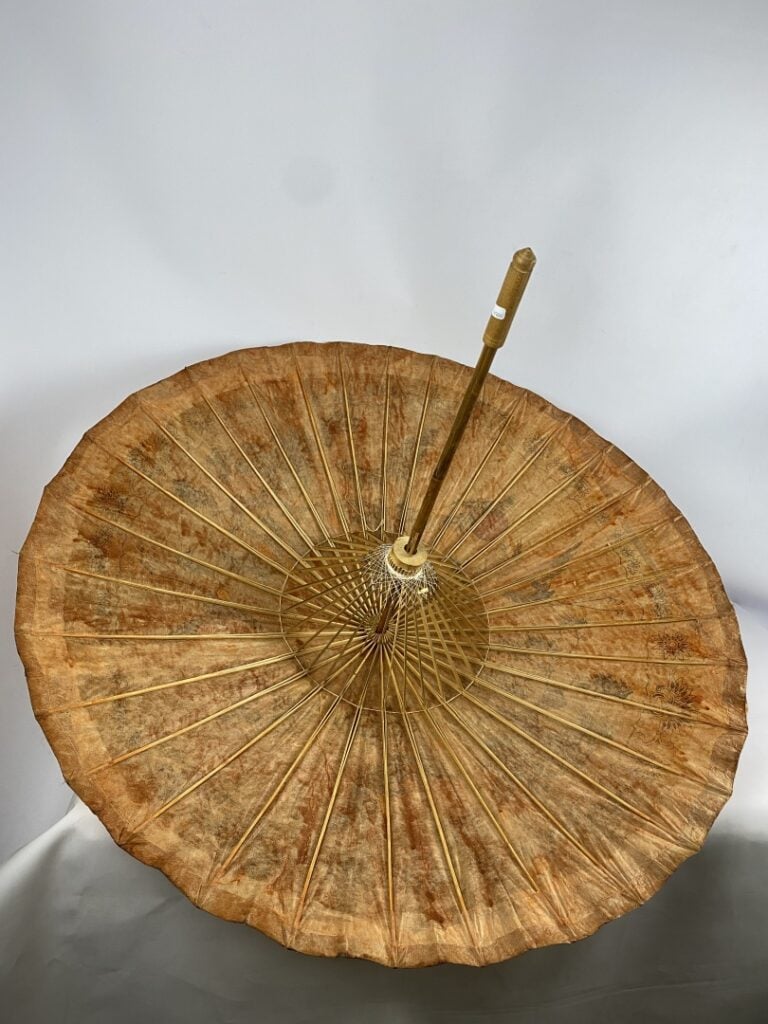 JAPON, XXe siècle - Ombrelle à décor de hérons dans un paysage