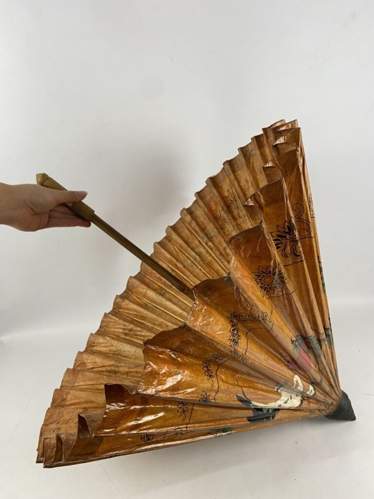 JAPON, XXe siècle - Ombrelle à décor de hérons dans un paysage