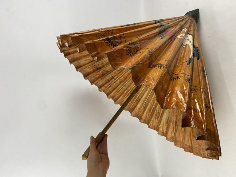 JAPON, XXe siècle - Ombrelle à décor de hérons dans un paysage