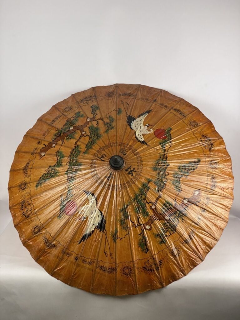 JAPON, XXe siècle - Ombrelle à décor de hérons dans un paysage