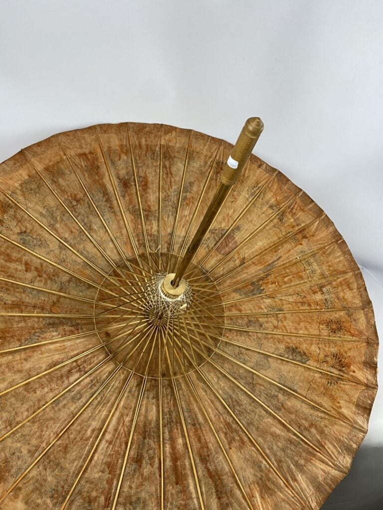 JAPON, XXe siècle - Ombrelle à décor de hérons dans un paysage