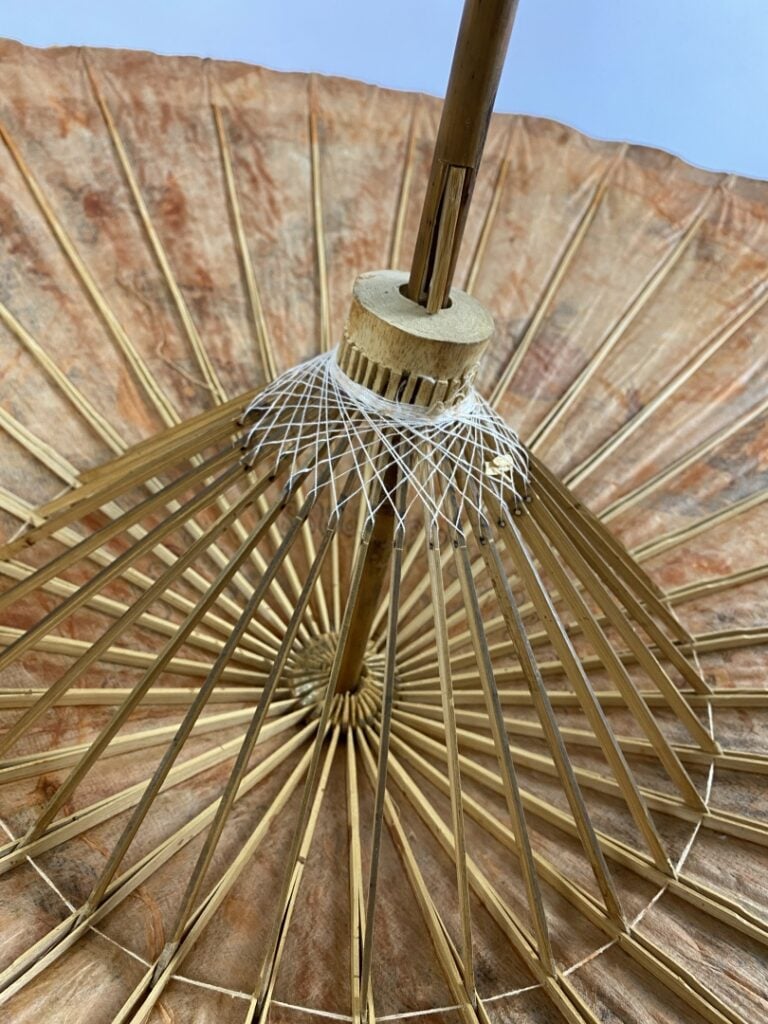 JAPON, XXe siècle - Ombrelle à décor de hérons dans un paysage