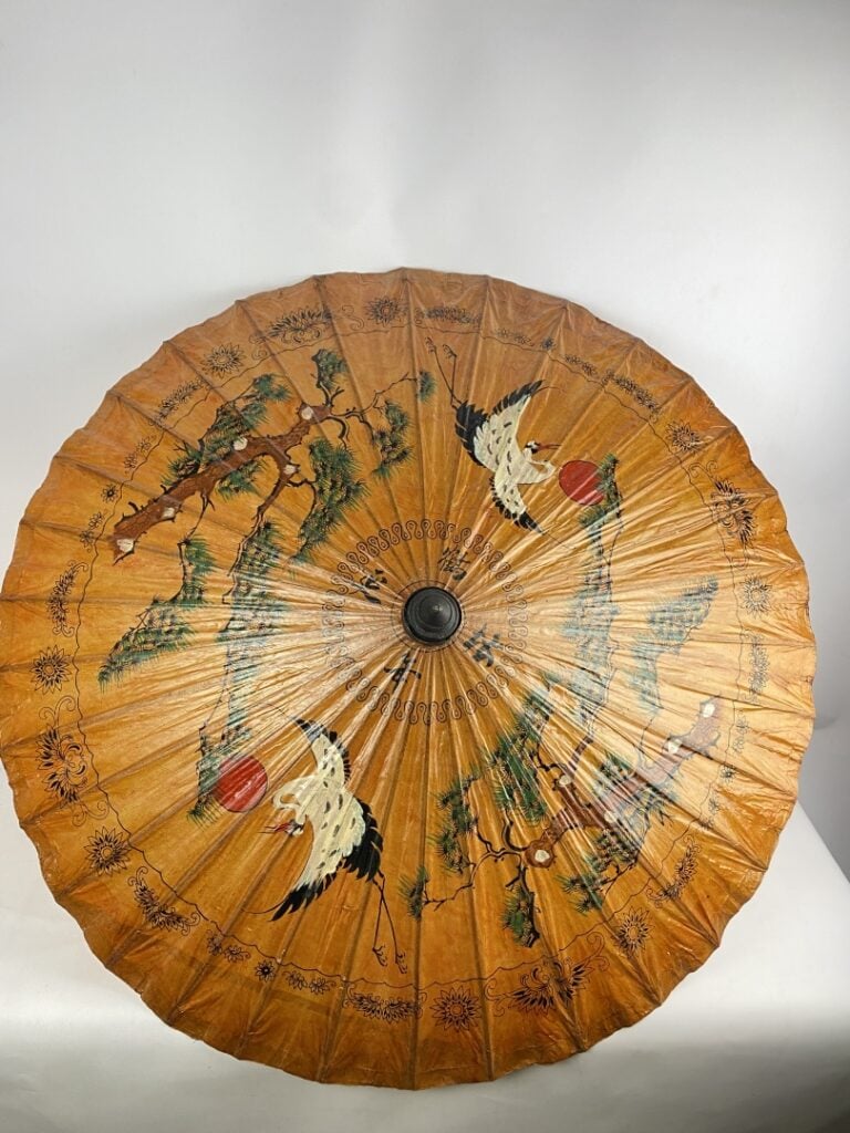 JAPON, XXe siècle - Ombrelle à décor de hérons dans un paysage